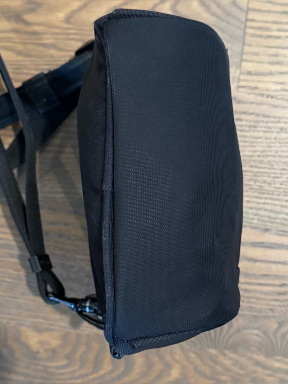 Pacsafe Metrosafe LS100 Crossbody Bag in Black - Picture 5 of 13